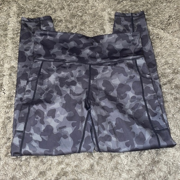 Grey camo designed leggings - Picture 1 of 2